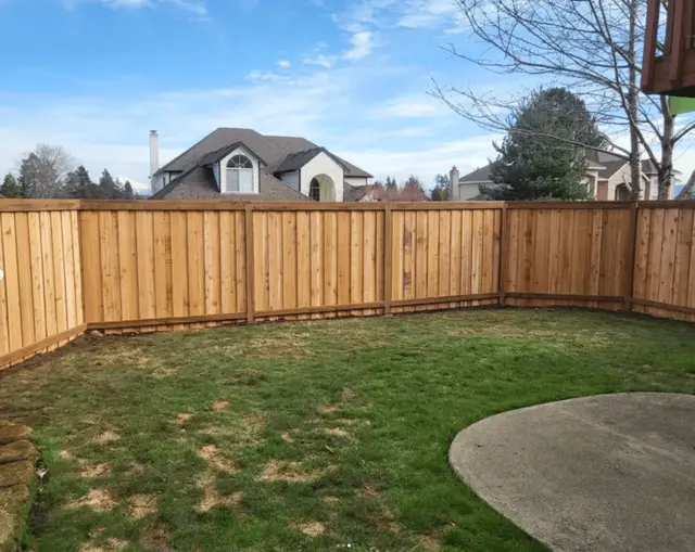 Full-height cedar privacy fence with backyard lawn in Oregon City OR – Oregon Quality Cuts