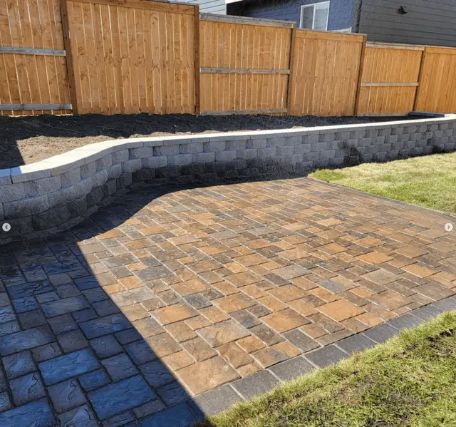 Curved paver patio with retaining wall and border detail in Tualatin OR – Oregon Quality Cuts